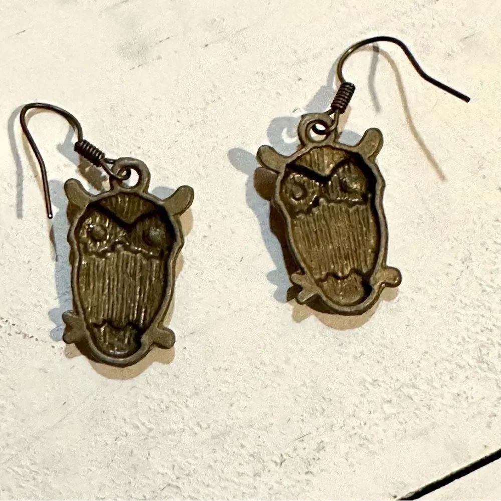 Small brass tone owl earrings - Picture 4 of 9